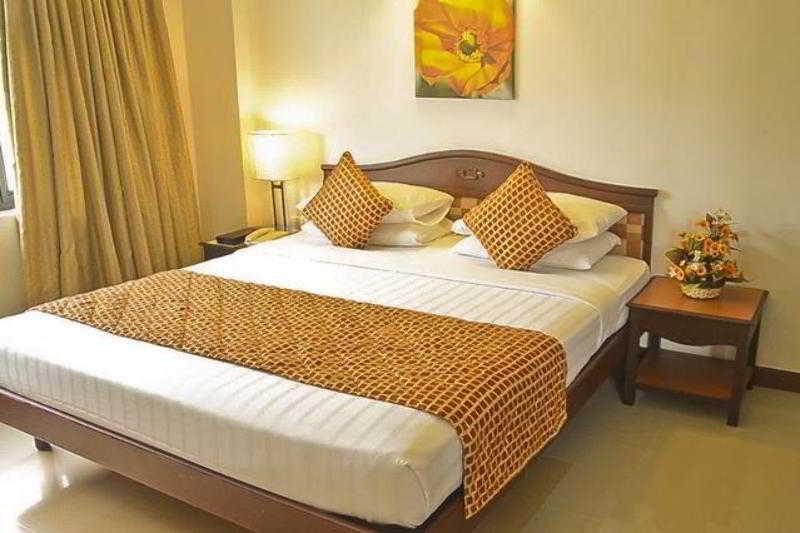 Golf View Hotels & Suites Nedumbassery Exterior foto