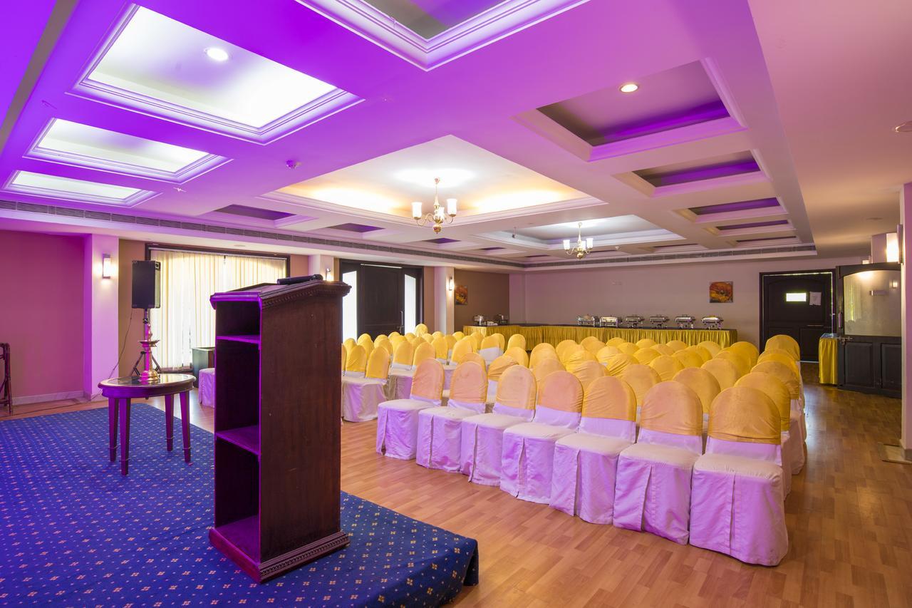 Golf View Hotels & Suites Nedumbassery Exterior foto